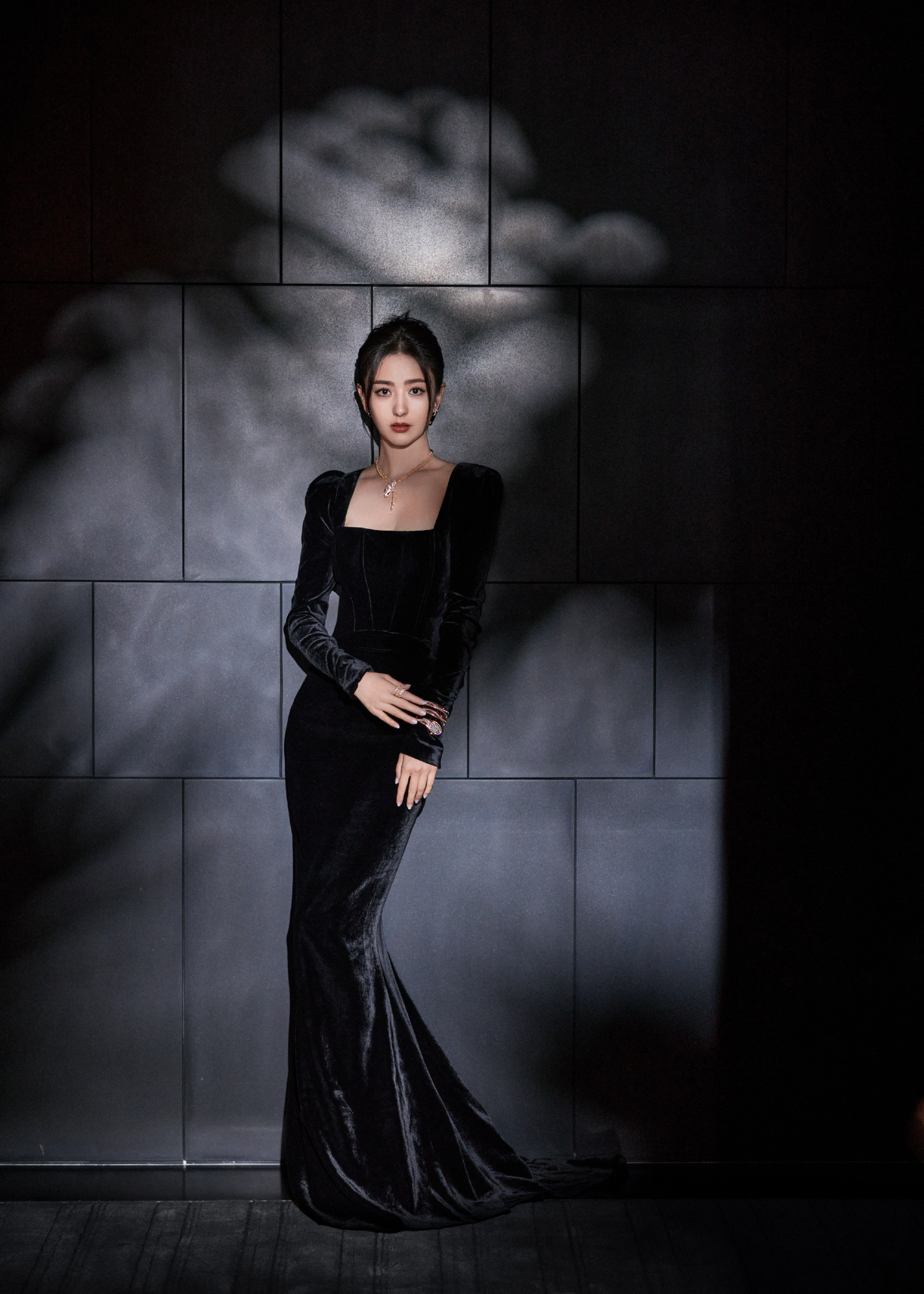 佟丽娅最新的造型，穿黑丝绒裙腰细腿长 气质高贵又迷人
